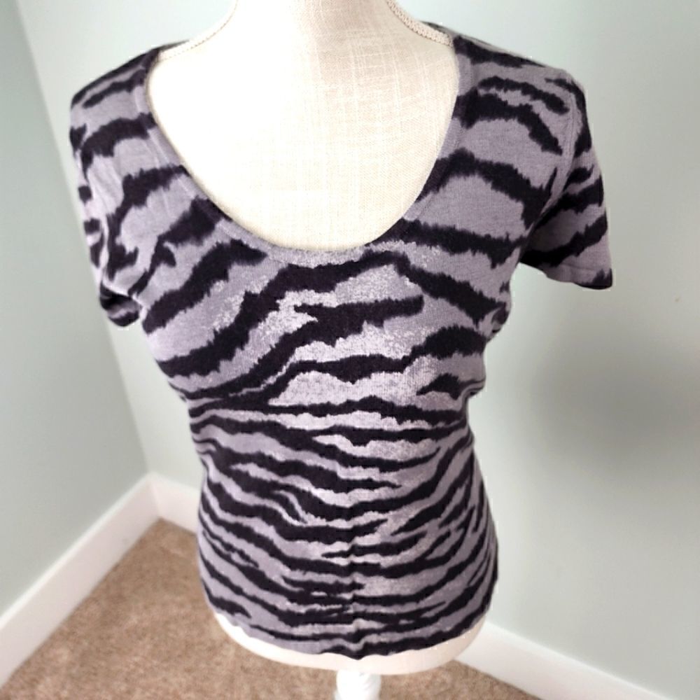 ANN TAYLOR WOMEN'S SHORT SLEEVE SCOOP NECK TOP GRAY AND BLACK SIZE SMALL - Picture 2 of 6